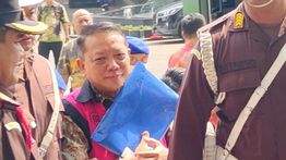 Febrie Adriansyah Tiba di Kejagung Pakai Rompi Pink
