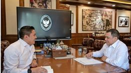 Seskab Teddy Terima Haji Isam di Kantornya, Bahas Apa?