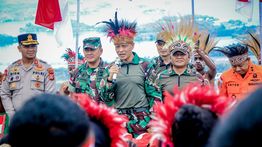 Bendera Merah Putih Terbesar Berkibar di Puncak Gunung Cycloop, TNI Tegaskan Pesan Persatuan dari Papua