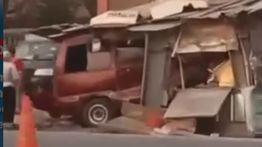 VIDEO: Dua Minibus Hantam Warung Warga Sampai Hancur