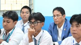 Purbaya Ikut Belajar 30 Menit, Sebut Interactive Flat Panel Efektif Bantu Proses Pembelajaran