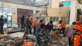 TNI Kerahkan Personel, Hercules, dan KRI Bantu Masyarakat Terdampak Gempa NTT