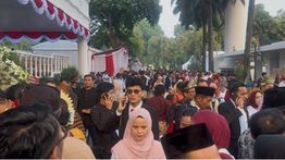 Masyarakat Mulai Berdatangan Hadiri Upacara HUT ke-81 RI di Istana Merdeka