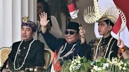 Momen Akrab Prabowo Diapit Jokowi dan Gibran Saat Upacara HUT ke-81 RI