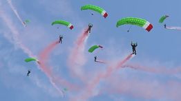 17 Penerjun Kopassus dan Kekuatan Alutsista Udara Semarakkan HUT ke-81 Kemerdekaan RI