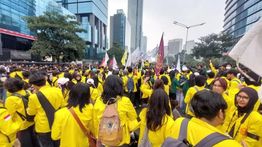 Mahasiswa Bertahan di Depan UOB, Akses Menuju HI Dibatasi Aparat