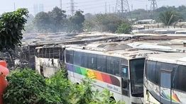 9 Armada Damkar Bekasi Padamkan Kebakaran yang Hanguskan 50 Bus