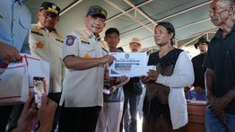 Mendagri Tito Serahkan Bantuan Korban Gempa di Waekokak NTT