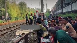 Detik-detik Pria Paruh Baya Tertemper Commuter Line di Tebet, Sempat Duduk di Dekat Palang