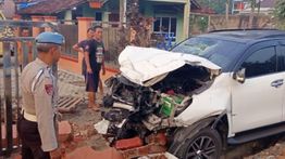 Mobil Fortuner Anggota DPRD Lampung Hancur Usai Hantam Pagar Rumah Warga