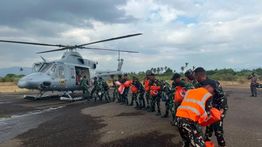 Helikopter TNI AL Distribusikan 400 Kg Bantuan Pangan ke Wilayah Gempa NTT