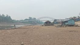 Sungai Barito Mengering, Hamparan Pasir Muncul di Tengah Aliran