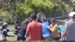 VIDEO: Mobil Ditumpangi Pegawai Pengadilan Agama Terjun ke Sungai, Kondisi Ringsek