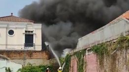 90 Personel Dikerahkan Padamkan Kebakaran yang Hanguskan 40 Bangunan di Duren Sawit
