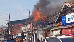 Ruko Terbakar Hebat di Cinere Depok Pagi Ini Jadi Tontonan Warga