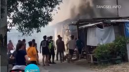 Rumah di Serpong Kebakaran Jadi Tontonan Warga