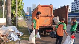 35,24 Ton Sampah Diangkut Usai Demo di DPR