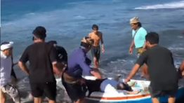 VIDEO: Ombak Ganas Seret 4 Wisatawan di Bali, Nyawa Pasutri Tak Tertolong