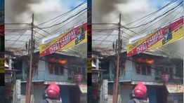 VIDEO: Kobaran Api Bikin Rumah 2 Lantai Ludes Terbakar