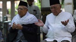 Didampingi Gus Kikin, Eks Wapres Ma'ruf Amin Ziarah ke Makam KH Hasyim Asy&rsquo;ari