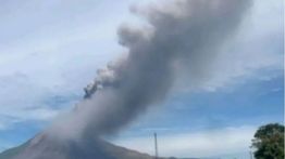 Gunung Sinabung Erupsi Kolom Abu Menjulang 3.500 Meter
