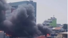 VIDEO: Kepulan Asap Kebakaran Hantam Rumah Warga di Batuceper