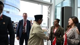 Bertemu Prabowo di Vladivostok, Mahasiswi RI di Rusia: Semoga Lebih Banyak Lagi Kerja Sama Ekonomi Kedua Negara