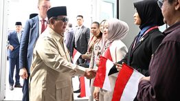 Sapaan Hangat Mahasiswa Indonesia Sambut Kedatangan Prabowo di Vladivostok Rusia