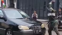 Polisi Telusuri Pelaku Pelemparan Batu ke Mobil di Jagakarsa