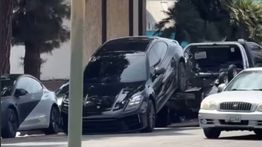 Nekat! Pengemudi Porsche Panamera Kabur Saat Mobil Masih Terikat Truk Derek