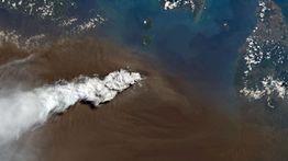 Penampakan Abu Vulkanik Gunung Anak Krakatau Erupsi
