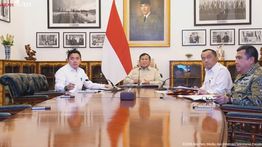 Pimpin Rapat, Prabowo Monitor Langsung Penanganan Karhutla hingga Erupsi Anak Krakatau