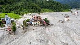 Perempuan Nepal Selamat Setelah 10 Hari Terjebak di Bawah Reruntuhan Banjir