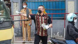 Mitigasi Abu Vulkanik, Anggota DPRD Kenneth Bagikan 100 Dus Masker Gratis di Latumenten