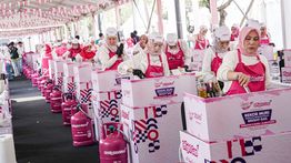 Masak Serentak di Delapan Kota, Pertamina Patra Niaga Bagikan 8.100 Porsi Makanan
