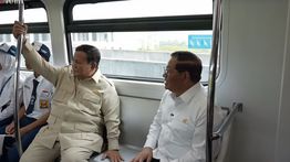 Momen Prabowo Jajal LRT Kelapa Gading-Manggarai