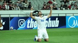 Sempat Dibawa Keluar Lapangan, Julio Cesar Redakan Kekhawatiran Pendukung Persib