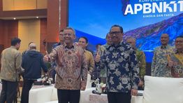 Perdana Pimpin Konpers APBN Kita, Menkeu Suahasil Pamer Gaya Jempol