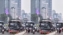 VIDEO: Bus Transjakarta 4C Rute JIEP Tiba-tiba Mengeluarkan Asap