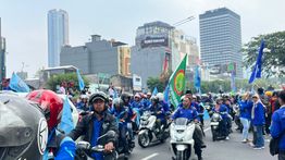 Demo Buruh Cuma 1 Jam Depan Gedung UOB