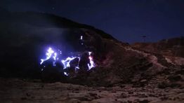 Fenomena Blue Fire Muncul di Gunung Papandayan, Badan Geologi Lakukan Analisis Lapangan