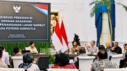 Seskab Teddy: Prabowo Bentuk Badan Gambut dan Mangrove, Perkuat Pencegahan Karhutla dari Hulu hingga Lapangan
