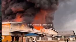 Pabrik di Kawasan Industri Delta Silicon 3 Cikarang Kebakaran Hebat
