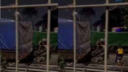 Mobil Hancur Usai Hantam Truk di Pintu Tol Cijago