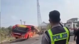 Bus Adhi Prima Terbalik, 3 Orang Tewas