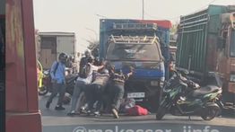 Kecelakaan Maut di Makassar, Truk Hantam Pemotor Sampai Nyawa Balita Melayang
