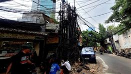Warga Keluhkan Kabel Semrawut Lima Tahun di Kuningan Barat