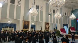Prabowo Lantik Sugiono sebagai Menko PMK dan Arrmanatha Natsir sebagai Menlu