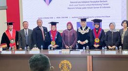 Berhasil Pertahankan Disertasi, Ekawati Rini Lestari Raih Gelar Doktor Ilmu Administrasi UI