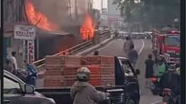 VIDEO: Bangunan di Ciledug Indah Kebakaran Jadi Tontonan Warga
